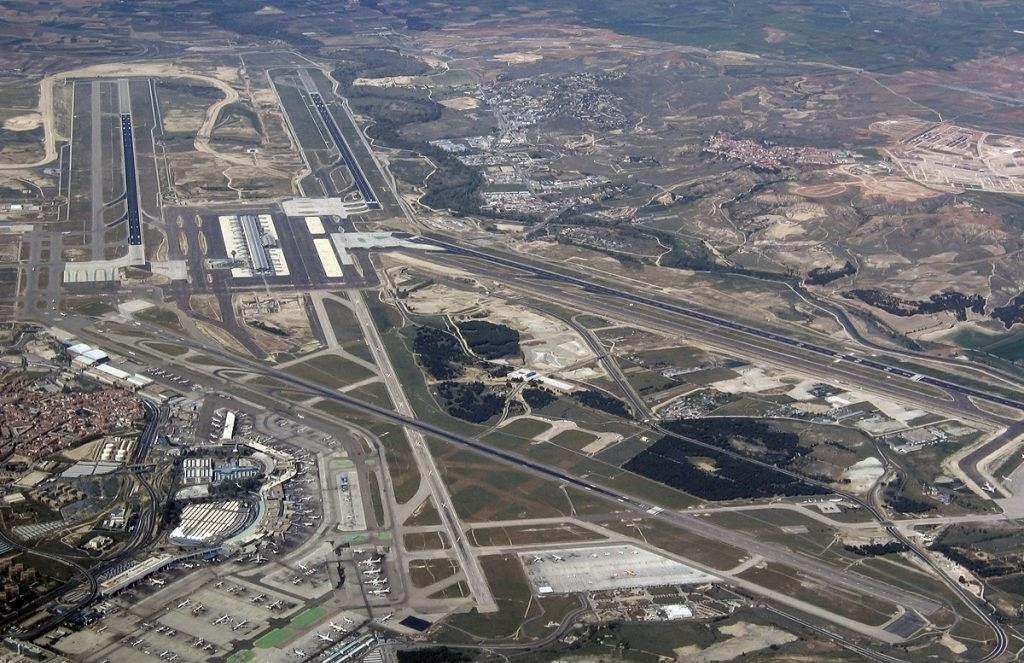 UTP - Tactical use of runways at Madrid Airport Scenario Two south oriented runways are available: 18L and 18R.