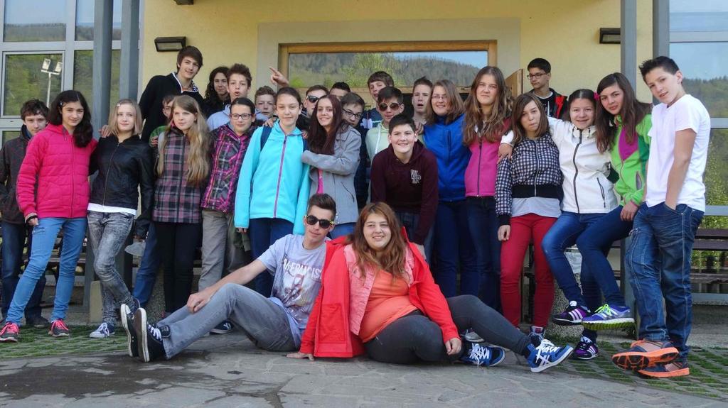 ŠOLA V NARAVI NARAVOSLOVNI TABOR RADENCI OB KOLPI Od 14. do 18. aprila je 28 osmošolcev naše šole»dopustovalo«v naravoslovnem taboru v vasi Radenci ob Kolpi, ki leži v Beli Krajini.