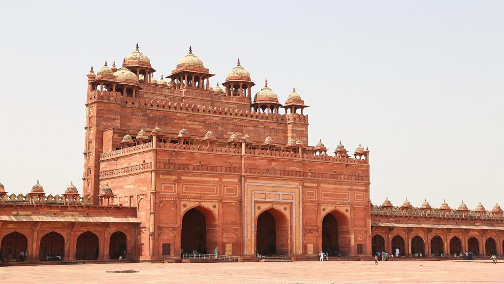 cultural heritage on the Subcontinent. From the bustling streets of Delhi you ll travel first to the city of Agra, home to the iconic setting of the Taj Mahal.