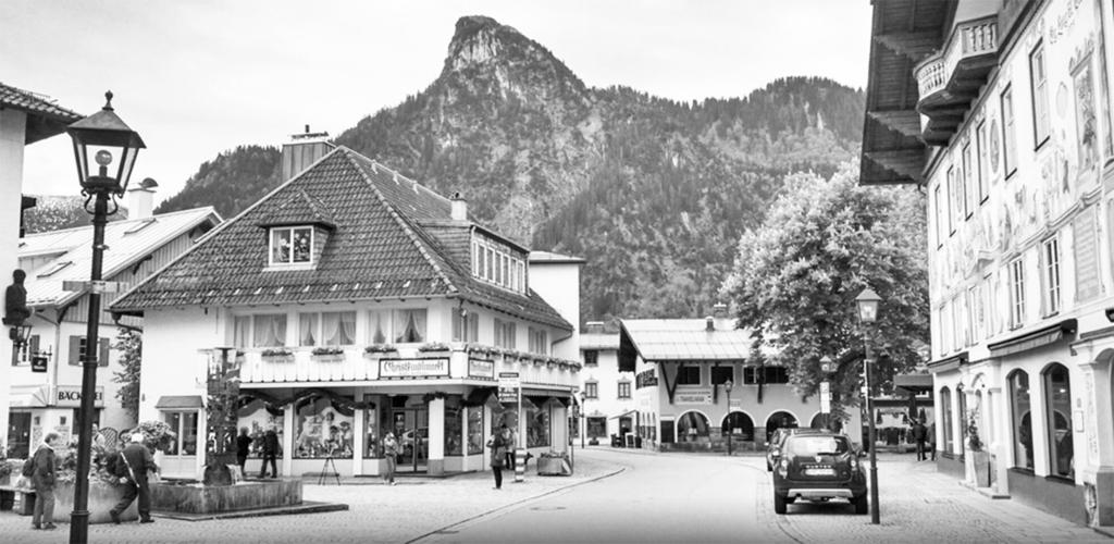 SAT, JUL 4 OBERAMMERGAU/SALZBURG Journey through the Bavarian Alps, stopping for a panoramic view of Mad King Ludwig s fairy-tale Neuschwanstein Castle, one of the most photographed palaces in the