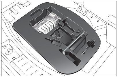 187 "Fix&Go Automatic" kit Automatski Fix&Go kit za brzi popravak gume se nalazi u specijalnom spremniku u prtljažniku, sl. 117. U spremniku se također nalazi odvijač i kuka za vuču.