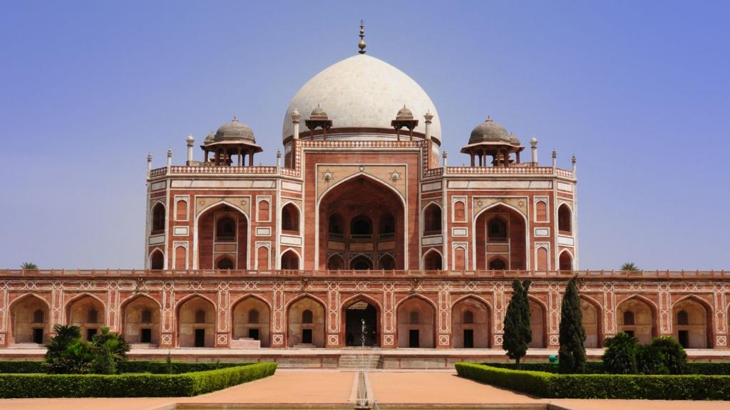 ITINERARY DAY 1: DELHI The tour starts at your hotel in time for lunch, after which you will have a guided visit to the bustling Old Town.