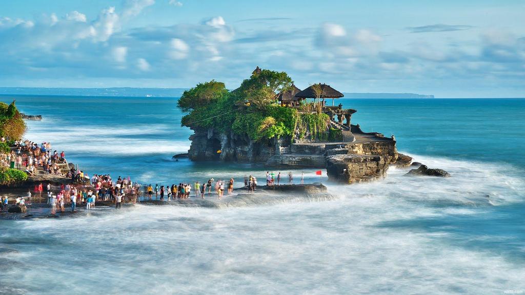 Tour Discription Bali is one of more than 17,000 islands in the Indonesian archipelago. Bali has managed to retain its magic.