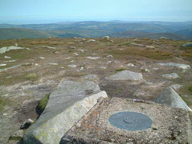 60 085 016 pic23 (taken on a magnetic bearing of 124 ) at the Trig Point, shows the summit area, the grass worn by weather, walkers and sheep grazing other paths lead off the top on bearings of 124