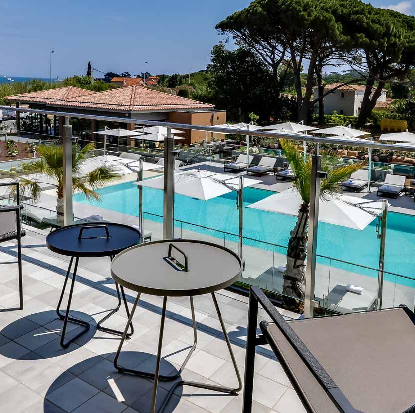 with panoramic view over the Gulf of Saint-Tropez and a Jacuzzi 2 suites with private outdoor lounge and direct access to the M pool KLUB SIDE 27