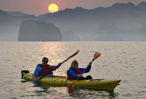 08:30 Depart to Halong Bay for 3.5 hours. 10:00 Arrive in Hai Duong province, and have 20 minute short break. 12:00 Arrive BaiChay harbor, Halong Bay.