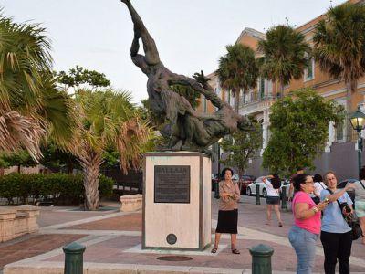 The sculpture was created by the renowned sculptor José Buscaglia Guillermety. The monument features Eugenio Maria de Hostos with children dancing on him.