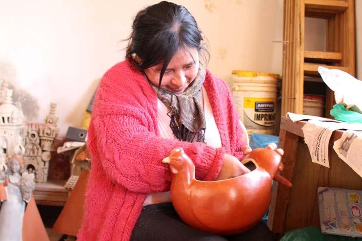 Isabel Cárdenas, Master Artemio Poma`s wife, polishing a conopa