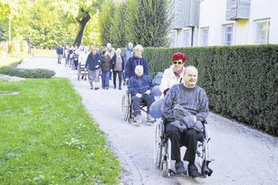 Ob svetovnem dnevu Alzheimerjeve bolezni so v Domu upokojencev Domžale pripravili tradicionalni sprehod njihovih varovancev, ki so se skupaj z zaposlenimi podali od doma do Slamnikarskega parka.