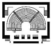 kollonave duke zbukuruar murin ballor; gjendeshin edhe dy hyrje anësore me shkallë. Rradhët e ndenjëseve ishin të llojit amfiteatër të ndara në tre pjesë nga shkallaret.