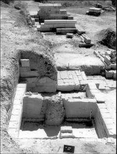 Çisterna e Apollonisë në plan e pamje të pjesës që ka mbetur sot pas ndërtimit të magazinave. Figure 24.