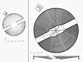 Ai kompozohej rreth një vëllimi drejtkëndor 19x12,8m dhe arrinte gjerësi deri në 62m. Kishte dy hyrje të gjëra në të dy anët diametralisht të kundërta të rrethit planimetrik.
