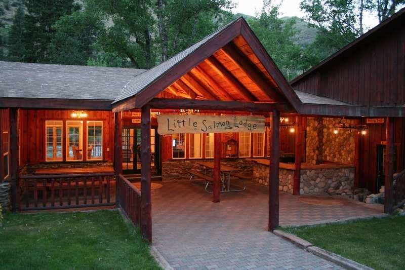 The property being offered for sale features a spectacular guest lodge ( Lodge ) in the Salmon River canyon near Riggins, Idaho.