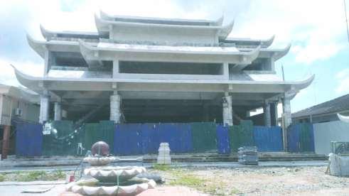 Figure 14: Chinese temple under renovation. Figure 15: Mosque beside the main road Bukit Gambir has a clinic, a police station, kindergartens and schools.