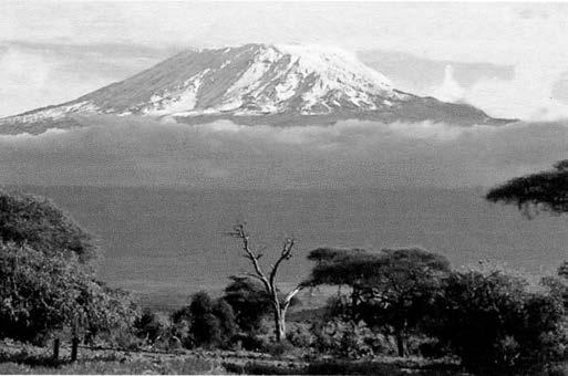 23 Foto ki anba la a montre Mt. Kilimanjaro, yon vòlkan nan Afrik, ki toupre ekwatè a.