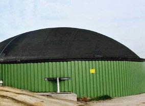 Sl. 2.11 Skladištenje biogasa na niskom pritisku u a) gasnoj haubi iznad fermentora; b) vazdušnom jastuku sa zaštitnom membranom tenja biogasa je skup za nabavku i održavanje.