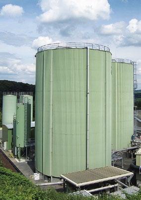 Sl. 4.12 Organski otpad pre anaerobnog tretmana (a) i nakon kompostiranja (b) Sl. 4.13 Pogled na biogas postrojenje sa dva vertikalna anaerobna fermentora tke nege zelenih površina.