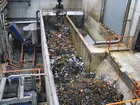 Sl. 4.17 Prijemni bunker za organski otpad i odvajanje krupnih delova Sl. 4.18 Postrojenje za separaciju otpada od preduslova je da postoji primarna separacija otpada u domaćinstvima, fabrikama i drugim mestima, sa odvajanjem organskog otpada.