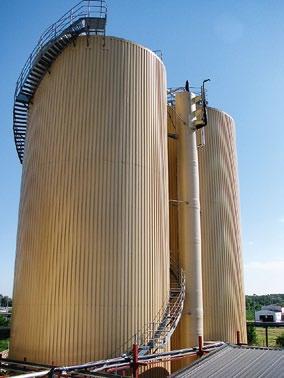 4.2 Primeri iz Vojvodine Sl. 4.19 Dva anaerobna fermentora za proizvodnju biogasa (a) sa kondicionerom (b) 4.2.1 Prečišćavanje industrijskih otpadnih voda, Alltech Kompanija Alltech Fermin AD u