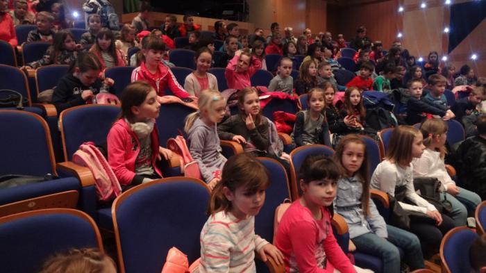 TRI PRAŠČIĆA U četvrtak, 26. 3. 2015. godine učenici 1. i 2. razreda naše škole posjetili su Zagrebačko kazalište lutaka. Gledali su predstavu Tri praščića.