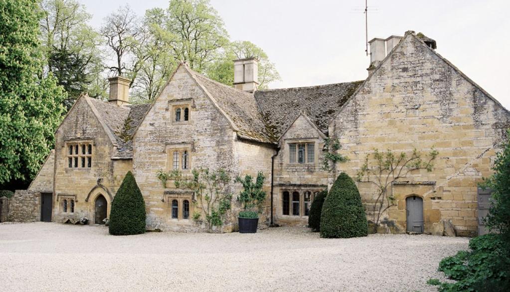 Cotswolds SLEEPS 10-30 Sleeps 10-30 (10 in The Manor, 10 in The