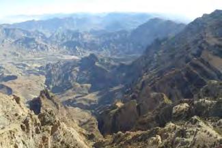 Possible activity Hike to the summit of the Jebel Shams 5h-12h Hiking to the highest point of the country is not for the occasional hiker: 10 to 12 walking hours,