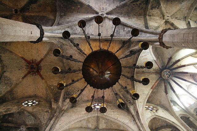 This is a unique opportunity to learn more about the characters and about one of the most emblematic monuments of Barcelona, Santa Maria, the apogee of Catalan Gothic art. Guide.
