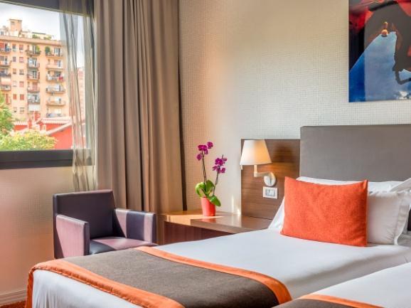 They feature either one double bed or two twin beds. DOUBLE ROOM Smart & Relax Rooms: elegant rooms located on the upper floors of the hotel (4th and 5th).