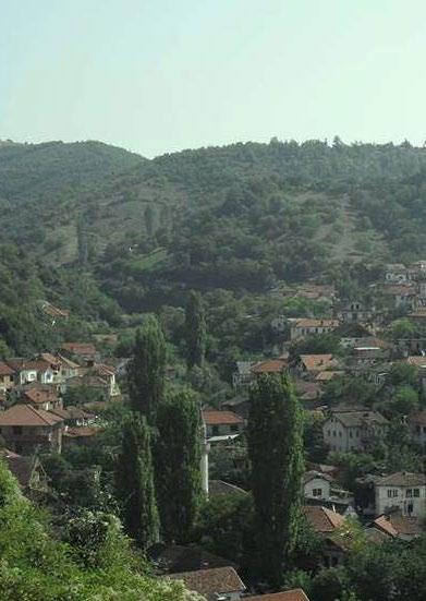 Komuna e Lipjanit Komuna e Lipjanit ka një sipërfaqe prej rreth 422 km² dhe përfshinë qytezën e Lipjanit dhe 62 fshatra. Në total ajo i ka 57,605 banorë, të cilët janë shqiptarë (94.