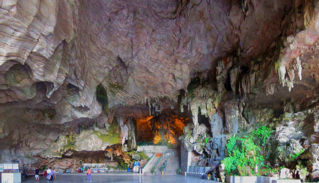 Local Interests Ipoh is an area of wonderful natural beauty, and also some great sights. The Kek Lok Tong Cave Temples are a fantastic day out, used since the 1920s as a place of worship.