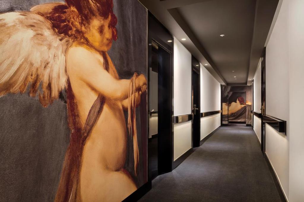 Following the passion of the palace original owners, Dukes of Granada de Ega and Villahermosa, the Hotel s decoration is inspired by art, having Spanish greatest artist, Velázquez, and his
