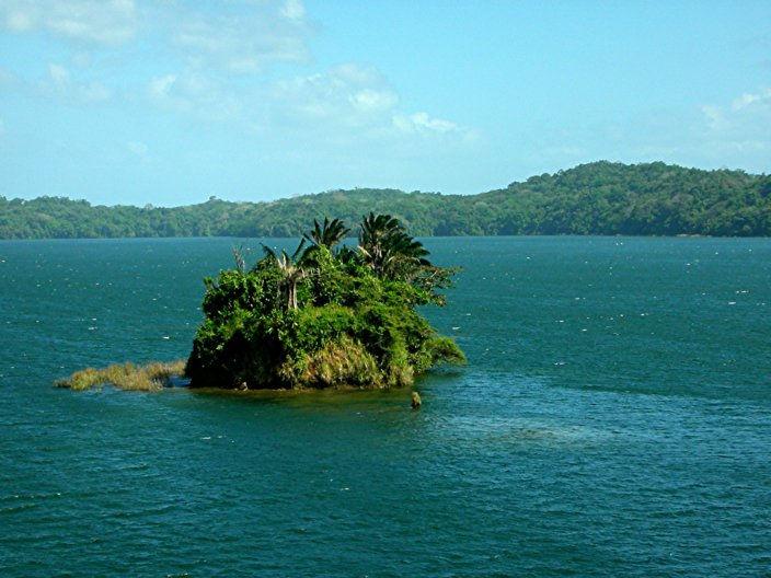 Along the way through the lake we were treated to beautiful tropical scenery like this little island.