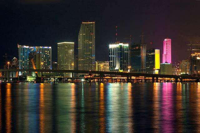 Miami river, view the gli ering lights of Miami's beau ful downtown