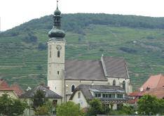 I is worh geing a icke o walk along he rampars of Fisherman s Basion overlooking he church, as from here you ge a fanasic view of he Danube as i curves under he Chain
