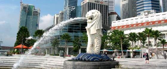 Next, stop at the Merlion Park and enjoy the impressive views of Marina Bay. Do not miss out on this great photo opportunity with the Merlion, a mythological creature that is part lion and part fish.