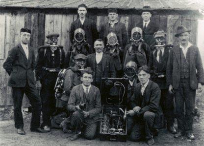 Najstarejši ohranjena fotografija s skupino članov jamske reševalne čete iz leta 1926 velikem vdoru vode v jamo.
