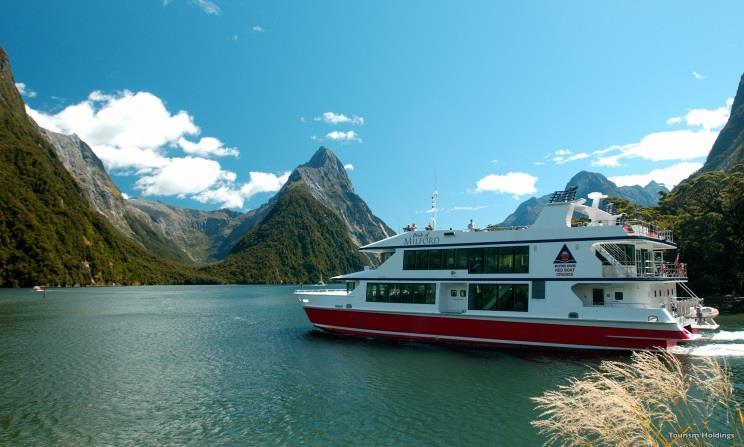 DAY 8: MILFORD SOUND Today, you will be collected from your hotel by Real Journeys and travel from Queenstown along the shores of Lake Wakatipu, and through rolling countryside to Te Anau.