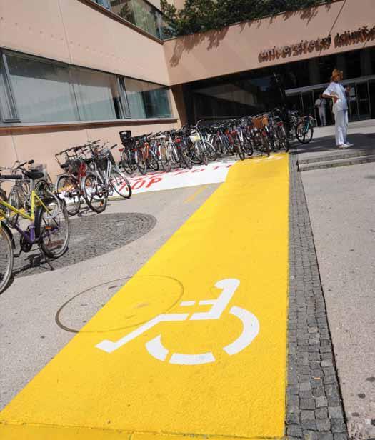 Zaposleni in obiskovalci UKC Ljubljana namreč pridno uporabljajo kolesa, predvsem poleti pa so imeli zaradi tega invalidi težave pri dostopu do stavbe.