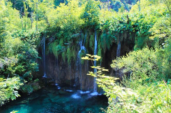 natural dams which in turn have created a series of beautiful lakes, caves and waterfalls.