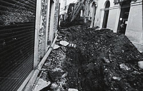 6b Pogled na iskopano antičko popločenje glavne ulice u Ulici Sergijevaca tijekom istraživanja 1996. - 1997. godine (foto R. Zlatunić, fotoarhiva Arheološkog muzeja Istre) Fig.