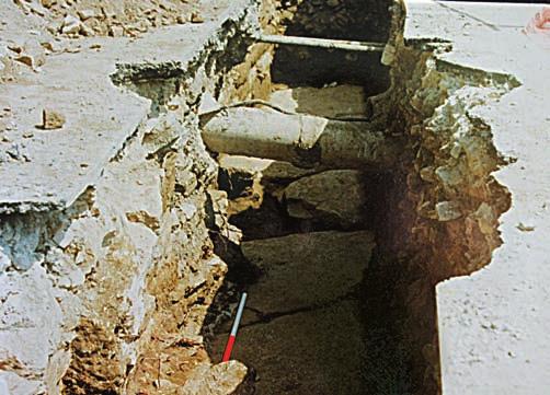 Bradara, photo archives of the Archaeological Museum of Istria). Sl.7b Pogled na registrirano antičko popločenje i odvodni kanal u Ulici Castropola oko kućnog broja 6 tijekom istraživanja u 6.