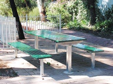 9m wide, 700mm table height, Aluminium Combination Picnic Setting