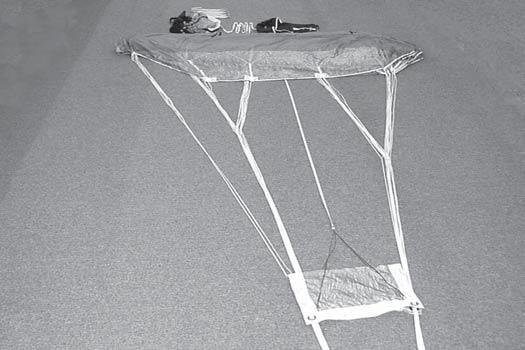 DUAL BAG STATIC LINE MAIN CLOSING Lay the canopy out on its side as shown.