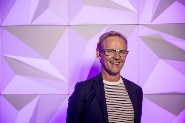 Stephen Ferris Curator Vivid Music With over 35 years experience working in Australia s music scene, Stephen Ferris returns to Vivid Sydney for the fourth year, as Curator of the Vivid Sydney Music