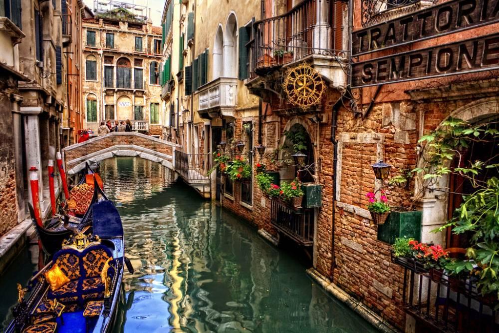 Northern Delights Northern Delights 6-Days / 5-Nights TOUR 13 meals & 1 tasting Venice Verona Lake Maggiore Cinque Terre Lucca Siena Assisi Rome ITINERARY Attention: you may need one extra night