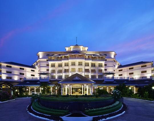 Hotel LE MERIDIAN ***** Le Meridian Kochi, conveniently located at Kundannoor Maradu.