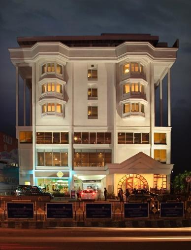 Hotel ABAD PLAZA *** This bright hotel is 1.5 km from Ernakulam Shiva Temple, 2.