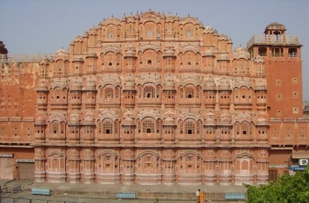 the people. Proceed to the Amber City Fort situated 130m high with the Aravalli hills around and 11 km north of Jaipur. It was the ancient capital of the Kachhawaha Rajputs till 1037.