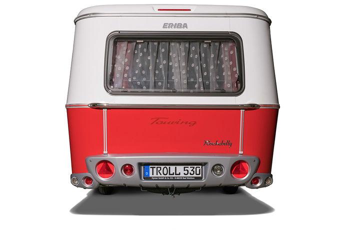 The red high-pile carpet in the ERIBA Touring Troll Rockabilly not only adds yet another splash of colour to the caravan,