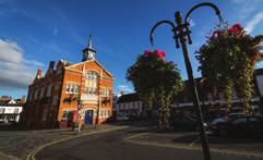 AUGUST 2018 THAME MARKET AND OXFORD TUE 14 AUGUST 2018 Thame is ideally situated to discover the beauty and tranquillity of the Thames and Chilterns areas, as well as the colleges and museums of